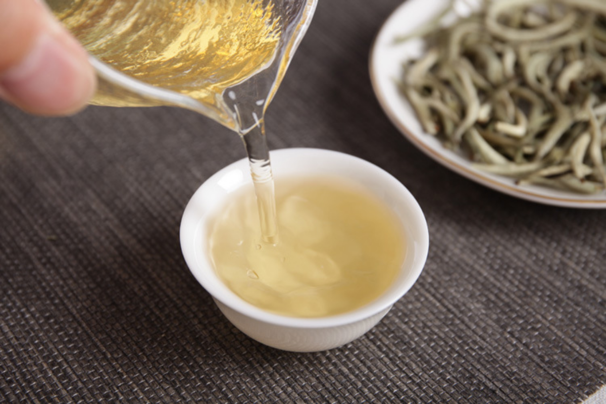 HelloYoung Pu'er raw tea white hair silver needle white hair single bud moonlight white tea