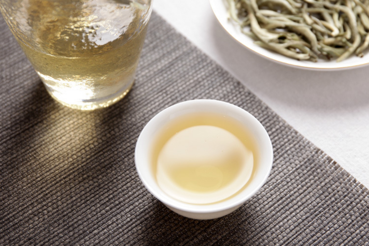 HelloYoung Pu'er raw tea white hair silver needle white hair single bud moonlight white tea