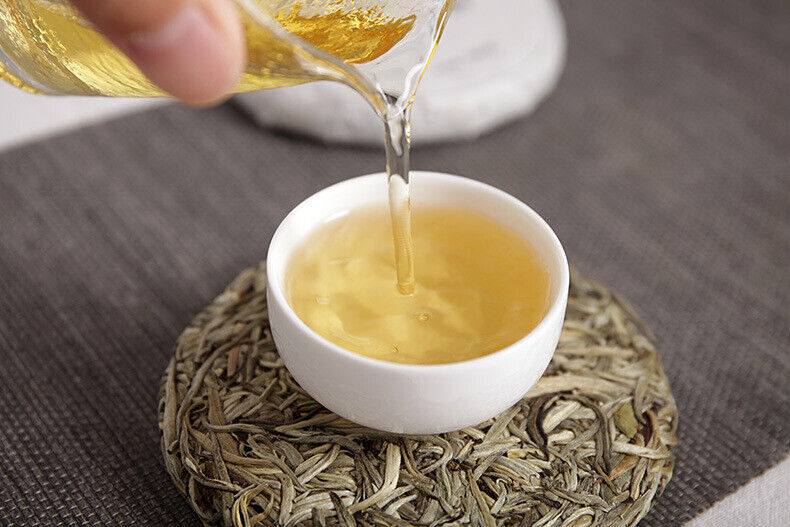 white hair silver needle Yunnan small cake moonlight white old white tea 100g