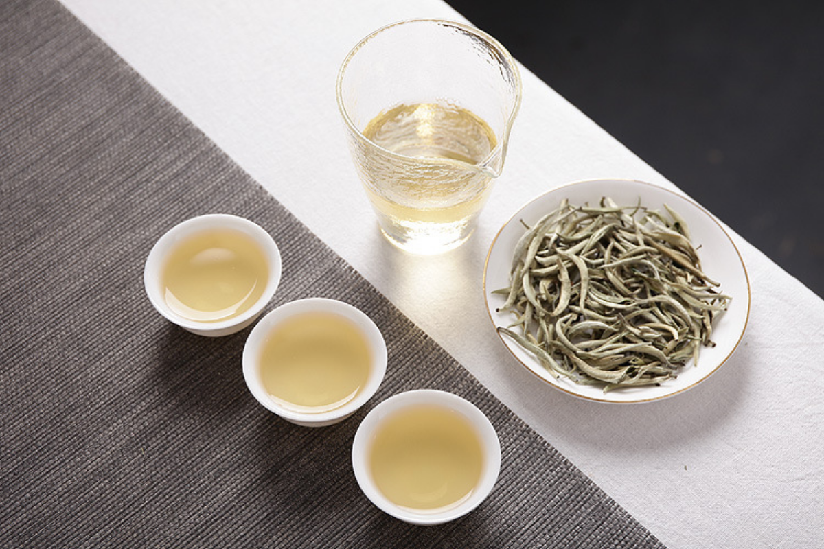 HelloYoung Pu'er raw tea white hair silver needle white hair single bud moonlight white tea