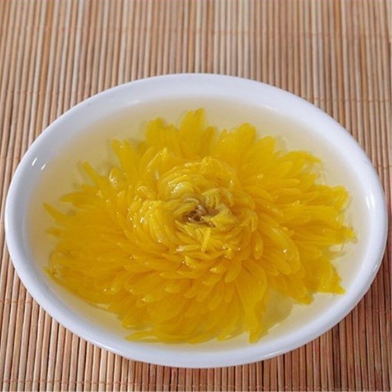 HelloYoung A Large Cup of Natural Herbal Tea In Summer Gold Huang Ju 4 Pieces Chrysanthemum
