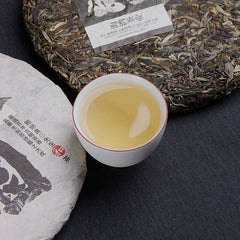 HelloYoung Yunnan Pu'er Tea Liangpin Series Haiwan Old Comrade Liangyuan Raw Cake 400g