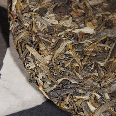 HelloYoung Yunnan Pu'er Tea Liangpin Series Haiwan Old Comrade Liangyuan Raw Cake 400g